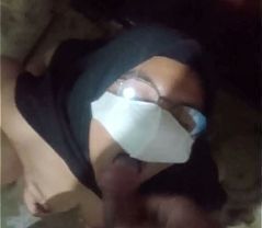 Cewek Indonesia ngentot di kamar mandi sambil minum air kencing