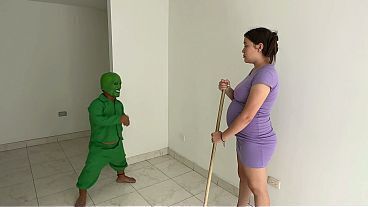 &iexcl_ M&eacute_temela toda peque&ntilde_o enano... no pares ! embarazada rubia gimiendo mientras el enano disfrazado la penetra duro por su co&ntilde_o.