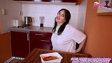 Mollige deutsche Schlampe verf&uuml_hrt den sch&uuml_chternen Postboten zum Sex