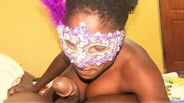 Une belle femme africaine s&eacute_duit son mari le jour de l'_halloween