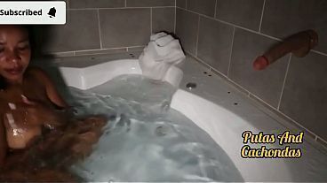 Puta callejera follando con un gringo en un motel