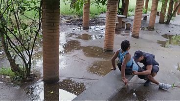 MORADOR DE RUA TAVA BATENDO UMA NO BANCO DA PRA&Ccedil_A APARECEU UM CARA E CHUPOU O PAUS&Atilde_O DO MORADOR E SENTOU ATE GOZAR OS CARAS FICARAM OLHANDO