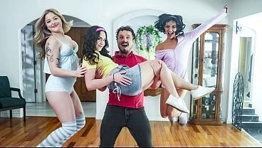 Perv Teaches Teens How Money Works - Jill Taylor, Daisy Pheonix, Laynee James, Robby Apples