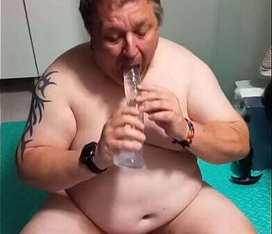 Sklave fickt sich mit Dildo und leckt ihn ab