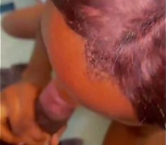 elle suce la bite comme une reine