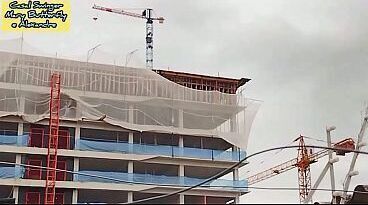 Eu Mary Butterfly me mostrando pelada no quintal para os pedreiros da obra aqui vizinha da minha casa onde moro, eu cada dia mais vadia