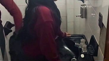 ESTUDIANTES CAPTADOS FOLLANDO EN EL BA&Ntilde_O DE UNA ESCUELA PUBLICA