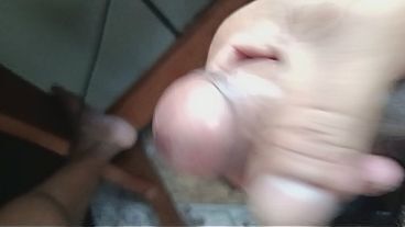 Meu pau grosso quer cuspir meu leite