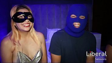 Jugando con mi esposa y su mejor amiga, me terminan mamando las verga ambas