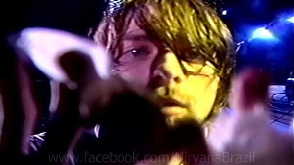 Kurt Cobain cuspindo nas c&acirc_meras da Rede Globo ao vivo | Hollywood Rock Festival - 23/01/1993
