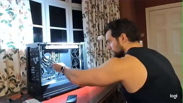 Henry Cavill le entra duro a la armada de una PC Gamer