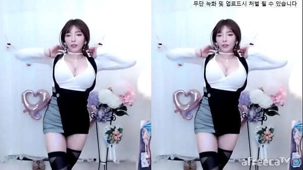 Jeehyeoun sexy dance in suspenders