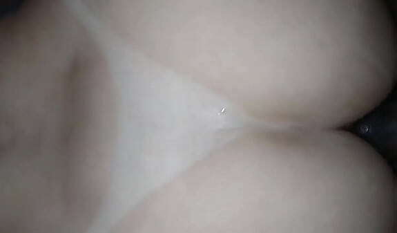 Esposa branquinha com marquinha debronze dando a sua buceta tatuada