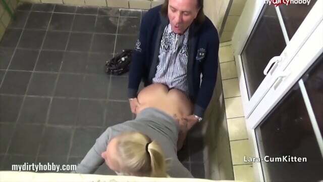 lara ffentliche toilette