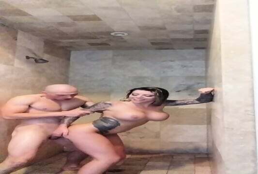 comendo a loira peituda no banho