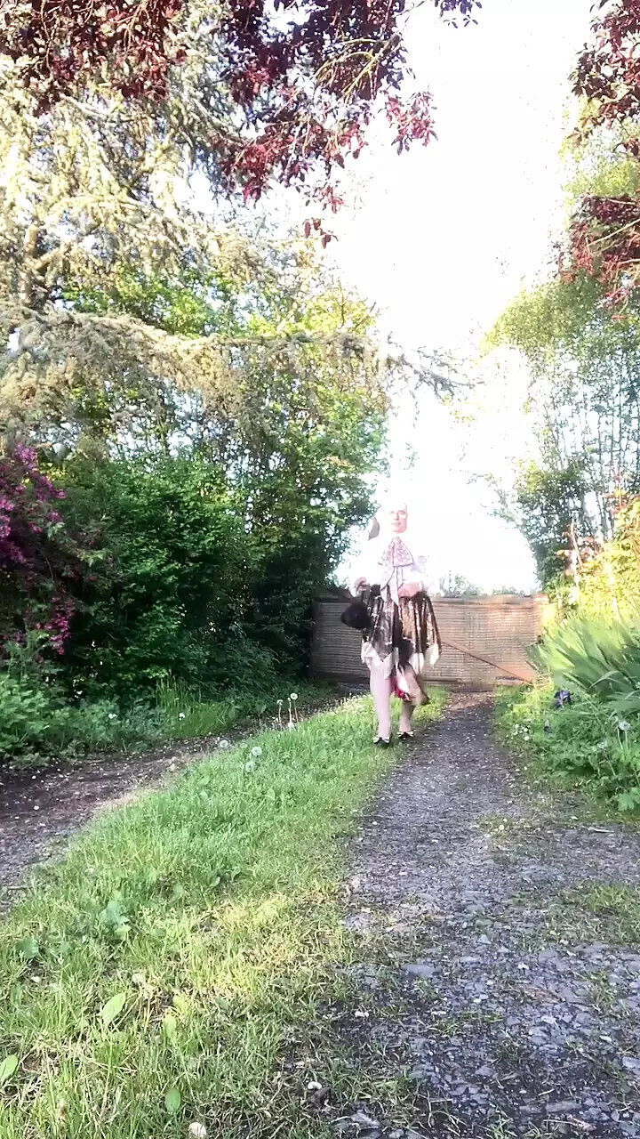 Dressed with a triangular skirt for a night out