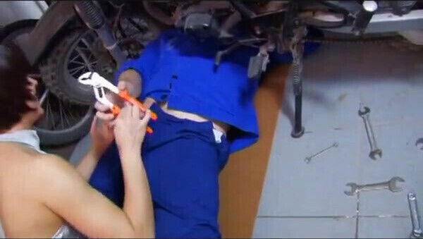 She gets her motorcycle repaired and pays with blowjob