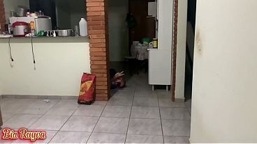 Entregador de pizza ganhou uma buceta ruiva de presente