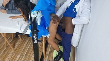 Ginecologista fode casada bem ao lado do marido!