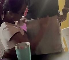 AGARREI O AMIGO DO MARIDO DURANTE A FESTINHA NA VARANDA E GANHEI LEITE NA BUCETA DOS DOIS