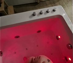 Je suce une grosse queue dans le Jacuzzi d'_une Love Room