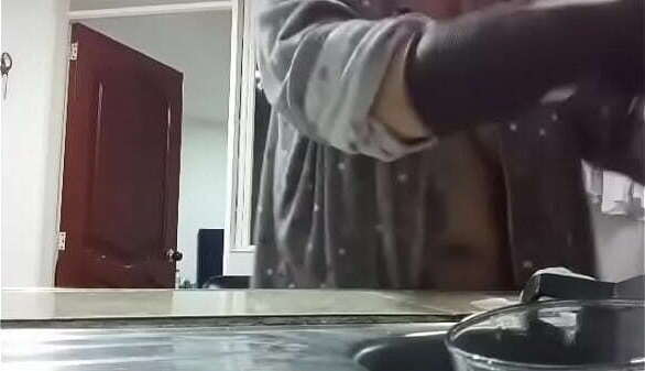 Se filtra v&iacute_deo casero de la madrastra de mi prima. tetas naturales