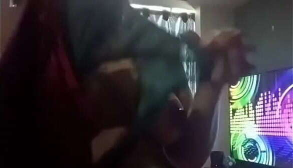 Se filtra v&iacute_deo casero de la pastora de la iglesia bailando desnuda, enormes tetas naturales.