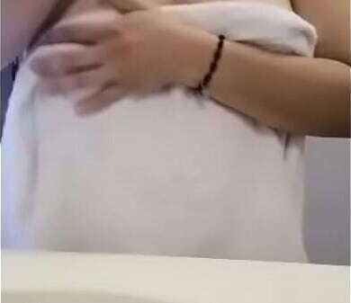 c&aacute_mara oculta: se filtra v&iacute_deo casero de universitaria en el ba&ntilde_o de tetas grandes.