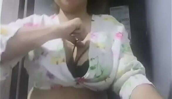 sexy madrastra baila y se le ve parte de su teta