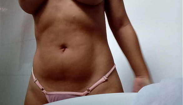 Hermosa latina desnuda en el ba&ntilde_o, tetas naturales perfectas. video casero