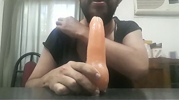 Chupando el juguete de mami 22