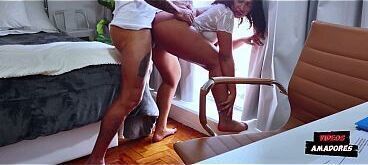 Esposa interrompe trabalho do marido com sexo