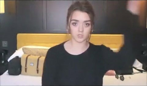 MAISIE WILLIAMS MASTURBATE BEDROOMMAISIE MASTURBA NELLA CAME
