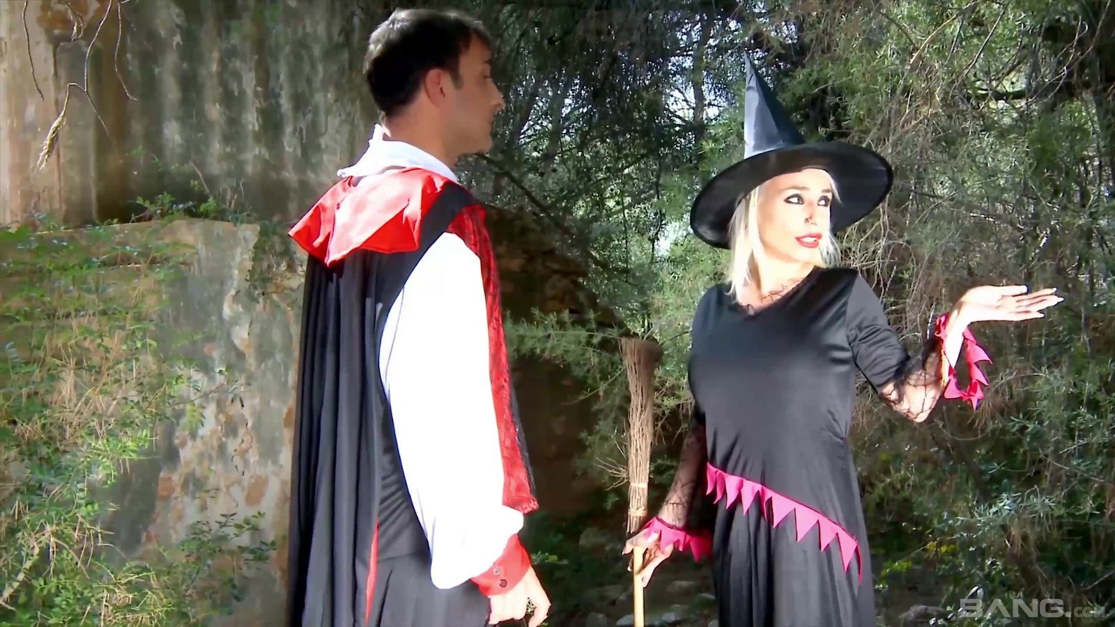 Tattooed Gina Snake decided to pleasure a horny friend outdoors