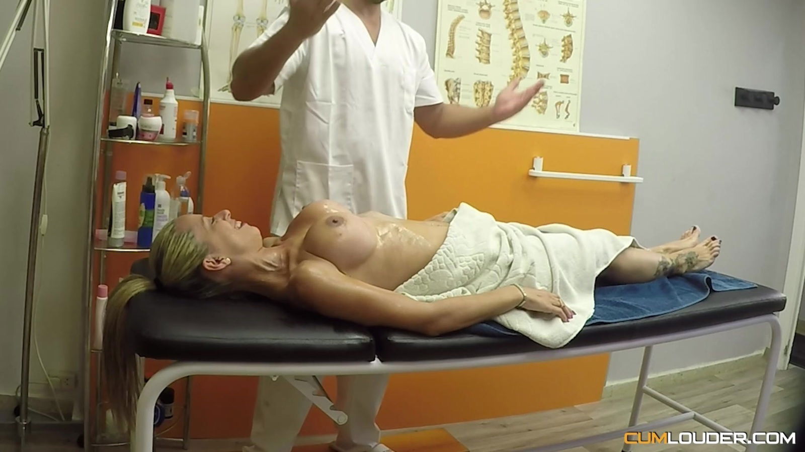 Helena Kramer attacked handsome masseur game