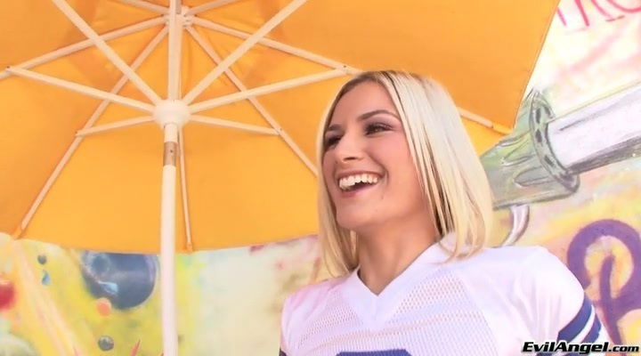 Sexy blonde hottie Kaycee Brooks treats nasty blowjob