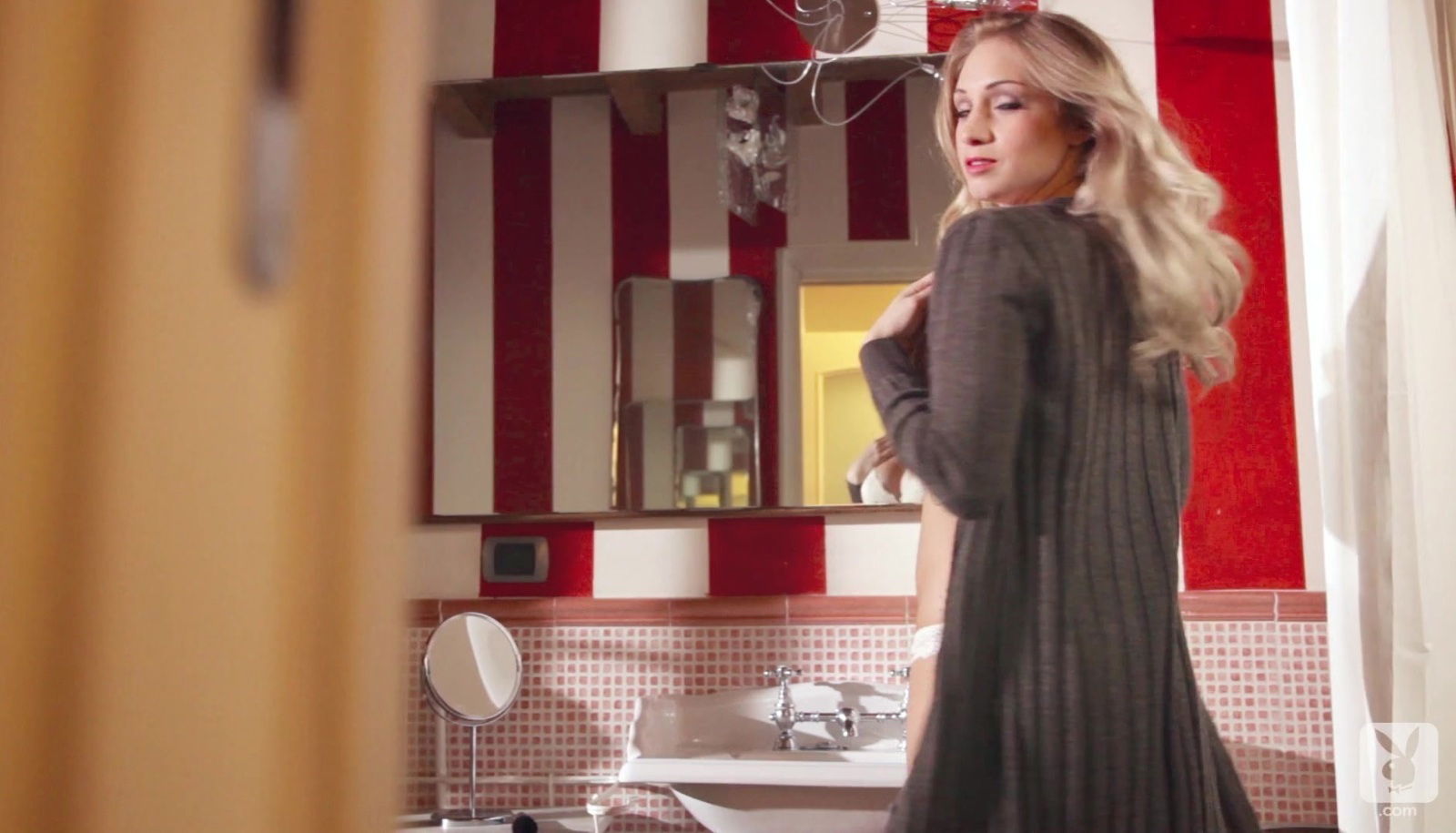 Sexy porn hottie Erika Marcato displays seductive body bath time