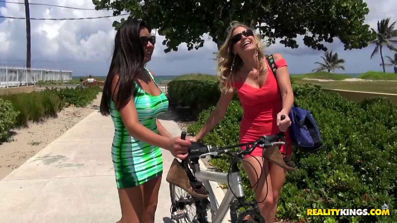 lesbian cougar with massive getting shaved pussy licked