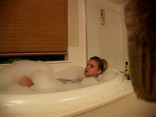 Sexy Amanda Gets Horny While Taking Bubble Bath