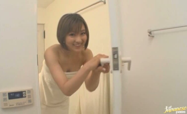 Yukiko Suo Bath Shaving Action