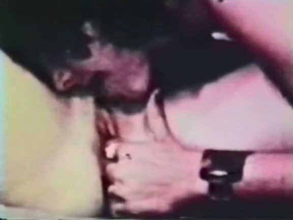 Horny lesbo chick Linda Lovelace drills kooky with extremely long masturbator