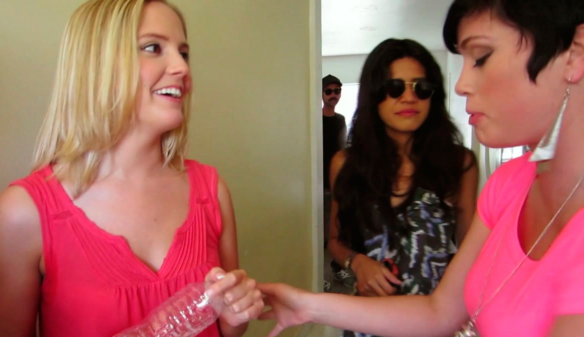 Veronica Wild curvy girlfriends shave pussies bathroom