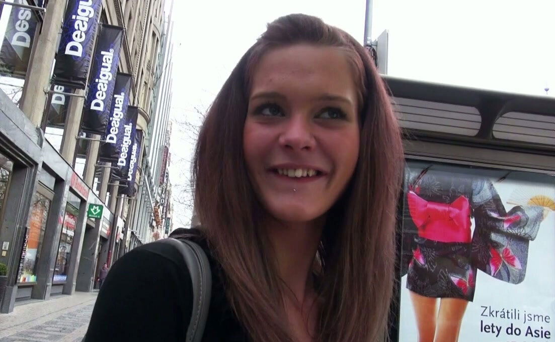 Shapely cutie Kelly gives lover hell blowjob