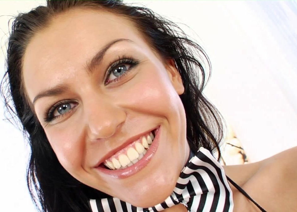 Assy brunette Eva Smolina is stretching her hole