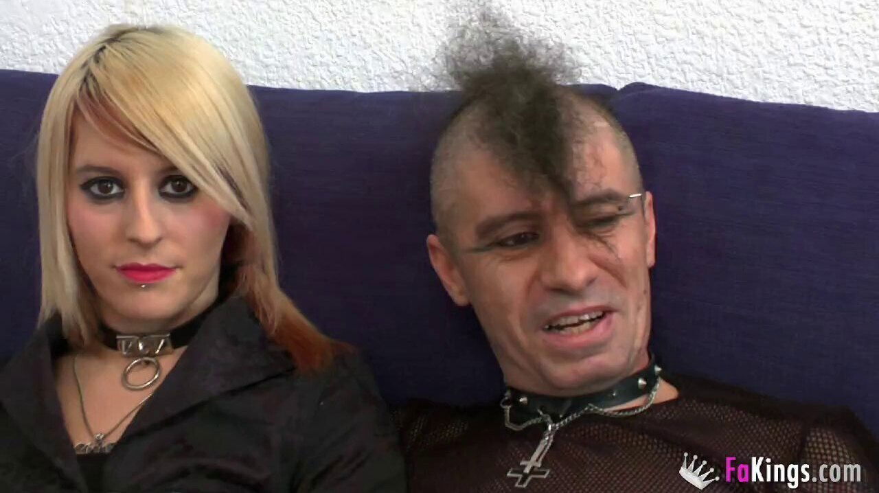 Nora Barcelona does mind being plowed while lover watches