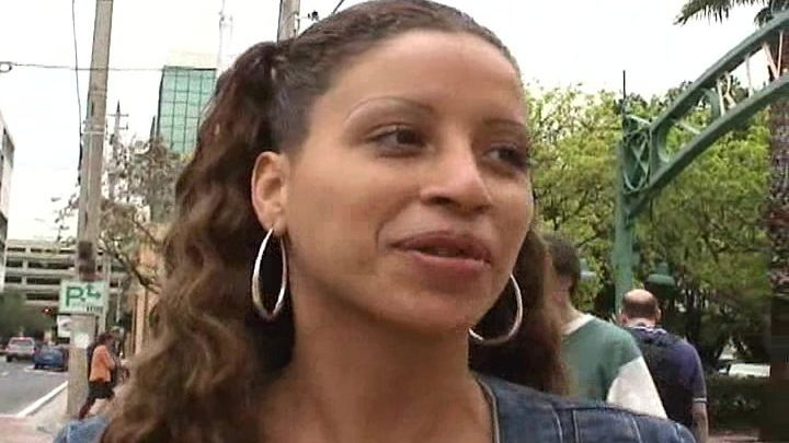 Curlt chick with full lips swallows