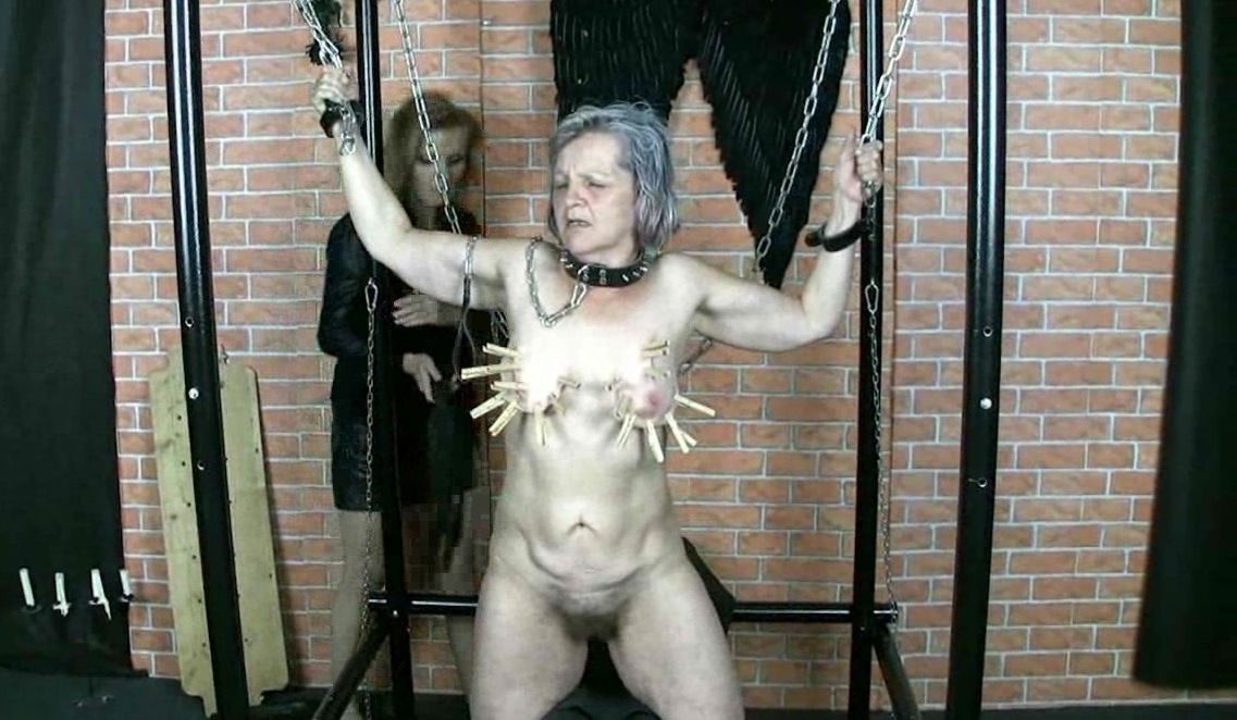 Mature chick Blanka getting pins body