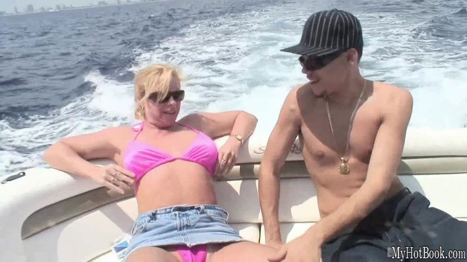 Cameron Keys decides give her lover a blowjob