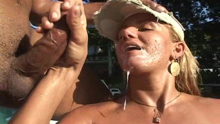 Tony Tigrao and Alessandra Dias are fucking outdoors