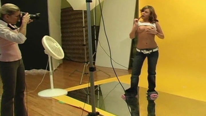 Natural-tit Kasey shows boobies